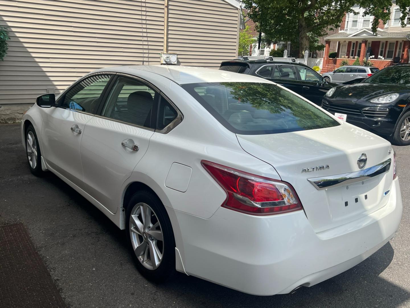 2013 White /Black Leather Nissan Altima 2.5S (1N4AL3AP5DC) with an 2.5L L4 DOHC 16V engine, located at 1018 Brunswick Ave, Trenton, NJ, 08638, (609) 989-0900, 40.240086, -74.748085 - Photo#3